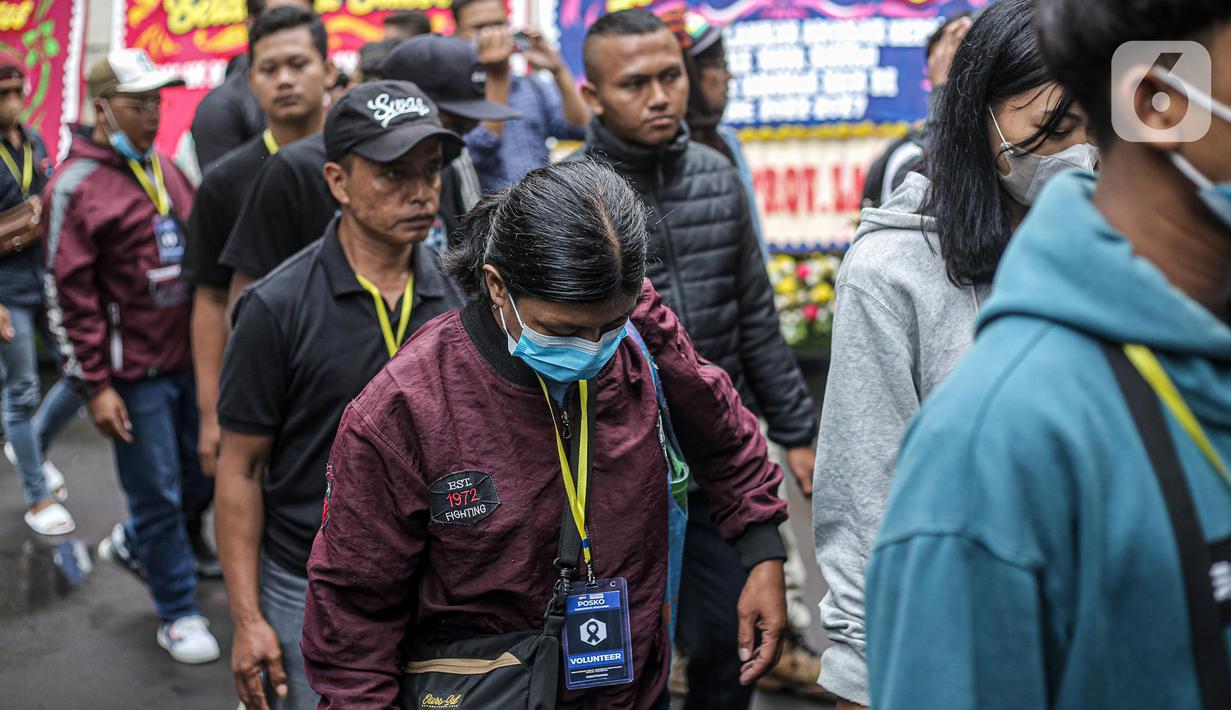 Keluarga korban tragedi Kanjuruhan usai mendatangi Kantor Komisi Nasional Hak Asasi Manusia (Komnas HAM) di Jakarta, Kamis (17/11/2022). Pertemuan yang berlangsung secara tertutup tersebut hendak menyampaikan aspirasi terkait peristiwa pada 1 Oktober 2022 yang menewaskan 135 orang suporter sepak bola. (Liputan6.com/Faizal Fanani)