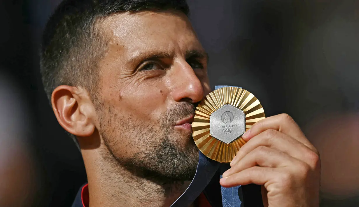 Usai kemenangan itu, Djokovic terlihat begitu emosional. Di usia 37 tahun 74 hari, Djokovic tercatat sebagai pemain tertua yang meraih medali emas. Sejak tenis kembali dipertandingkan di Olimpiade pada 1988. (AFP/Carl De Souza)