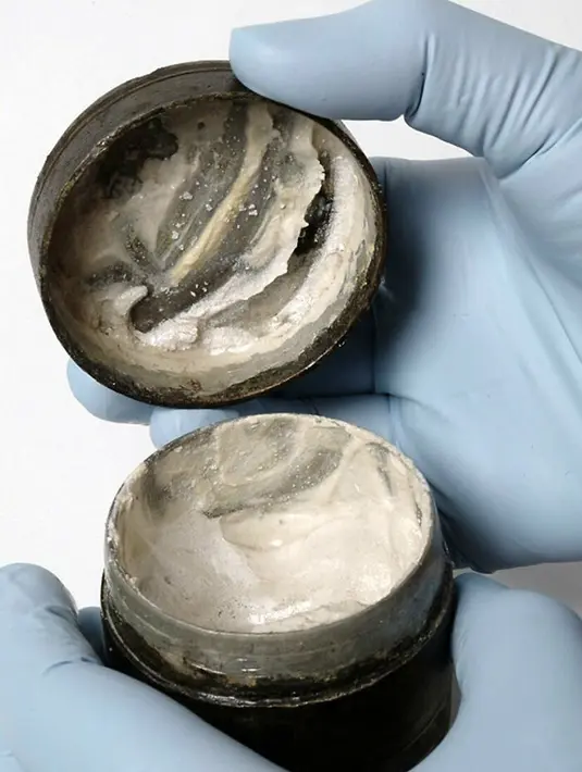 Tak hanya fashion adapula Krim wajah Romawi berusia 2000 tahun.  Ini krim wajah kosmetik tertua di dunia dan memiliki bekas jari di tutupnya. Dok. Boredpanda