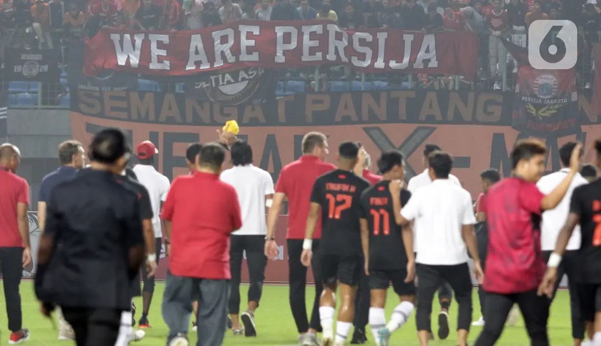 Pemain dan Official Persija usai melawan Sabah FC pada laga uji coba internasional di Stadion Patriot Candrabhaga, Kota Bekasi, Minggu (5/6/2022). Persija kalah 1-2 dari Sabah FC. (Liputan6.com/Helmi Fithriansyah)