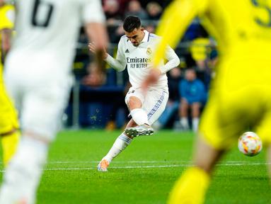 Pemain Real Madrid Dani Ceballos mencetak gol ke gawang Villarreal pada pertandingan sepak bola babak 16 besar Copa del Rey di Stadion La Ceramica, Villarreal, Spanyol, 19 Januari 2023. Real Madrid mengalahkan Villarreal dengan skor 3-2. (AP Photo/Jose Breton)