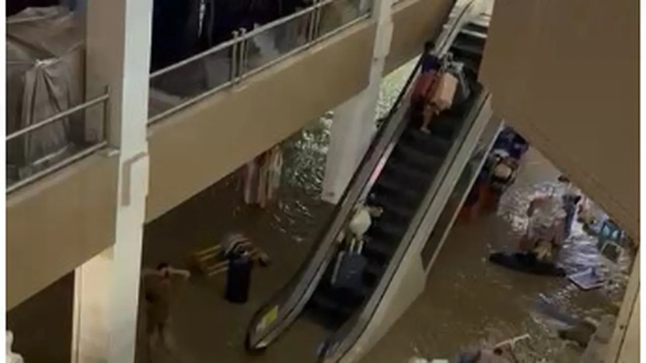 Mal Mega Bekasi terendam banjir.