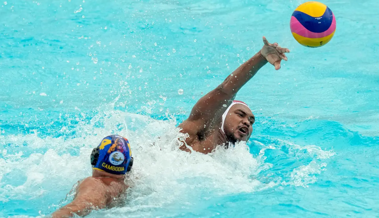 Kesuksesan cabang olahraga renang memenuhi target dengan mendulang tiga medali emas pada ajang SEA Games 2023 diharapkan mampu menular pada atlet polo air yang mulai bertanding pada hari ini. (AP Photo/Tatan Syuflana)