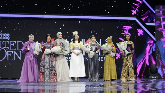 penghargaan Lifestyle Award 2022 diterima oleh dr. Ayu Widyaningrum, Tissa Biani, Novia Bachmid, Rizky Ananda Musa, Arum Anzlus Shoha, dan Laely Indah Lestari