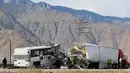 Petugas memeriksa sebuah bus pariwisata dan truk trailer usai bertabrakan di Jalan Raya Southern California, Amerika Serikat, (23/10). Kecelakaan tersebut terjadi saat bus pariwisata melakukan perjalanan ke Interstate 10. (REUTERS/Sam Mircovich)