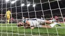 Ekspresi kesakitan pemain Tottenham Hotspur, Micky van de Ven saat terjatuh setelah menyapu bola untuk melakukan penyelamatan di depan gawang timnya dalam laga final Liga Europa 2024/2025 melawan Manchester United di Stadion San Mames, Bilbao, Spanyol, Kamis (22/05/2025) dini hari WIB. (AFP/Josep Lago)