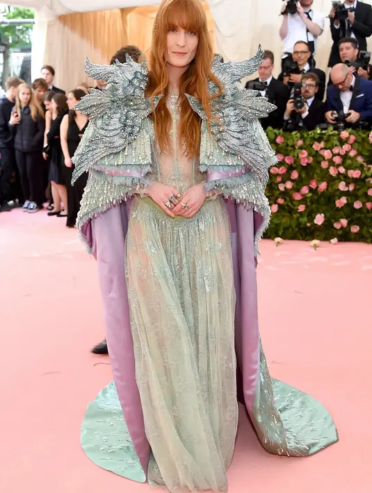 <p>Florence Welch di momen Met Gala 2019. Foto: Vogue.</p>