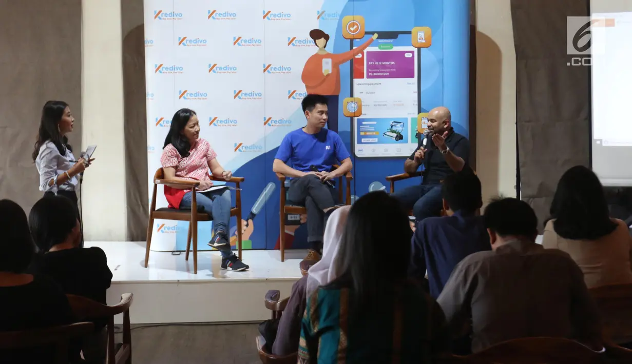 CEO dan Co-founder PT FinAccel Teknologi Indonesia Akshay Garg,  CEO dan Co-founder Moka Haryanto Tanjo, dan Head of Support OkeShop Mely Chandra saat peluncuran Transaksi offline Kredivo di Jakarta, Selasa (26/2). (Liputan6.com/Angga Yuniar)