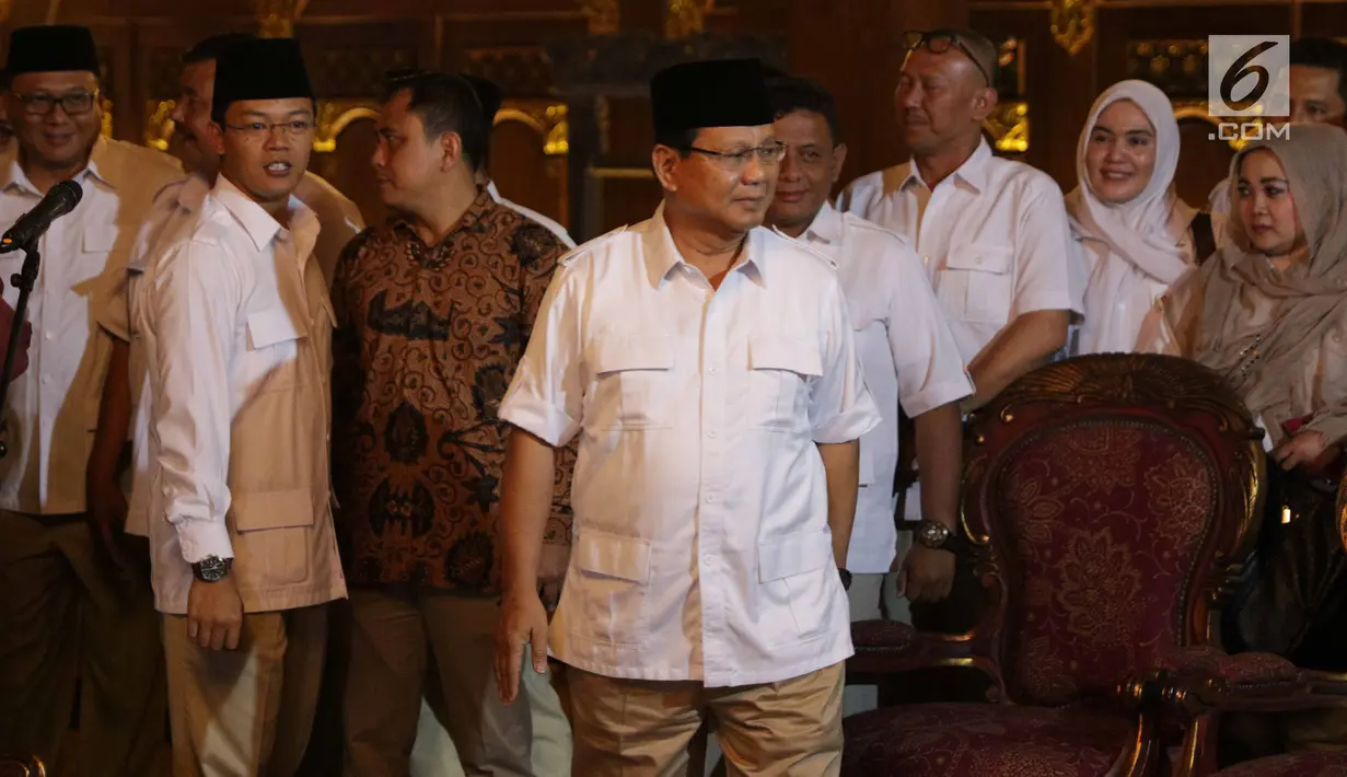 Ketua Umum Partai Gerindra Prabowo Subianto bersiap menggelar konferensi pers terkait Pilgub Jabar 2018 di Hambalang, Jawa Barat, Sabtu (9/12). Prabowo resmi mengumumkan bakal calon gubernur Jawa Barat pada Pilkada 2018. (Liputan6.com/Faizal Fanani)