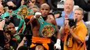 Floyd Mayweather Jr. merayakan kemenangan atas Victor Ortiz dengan KO ronde 4 untuk merebut gelar juara dunia Kelas Welter WBC. 17 September 2011. (AFP).