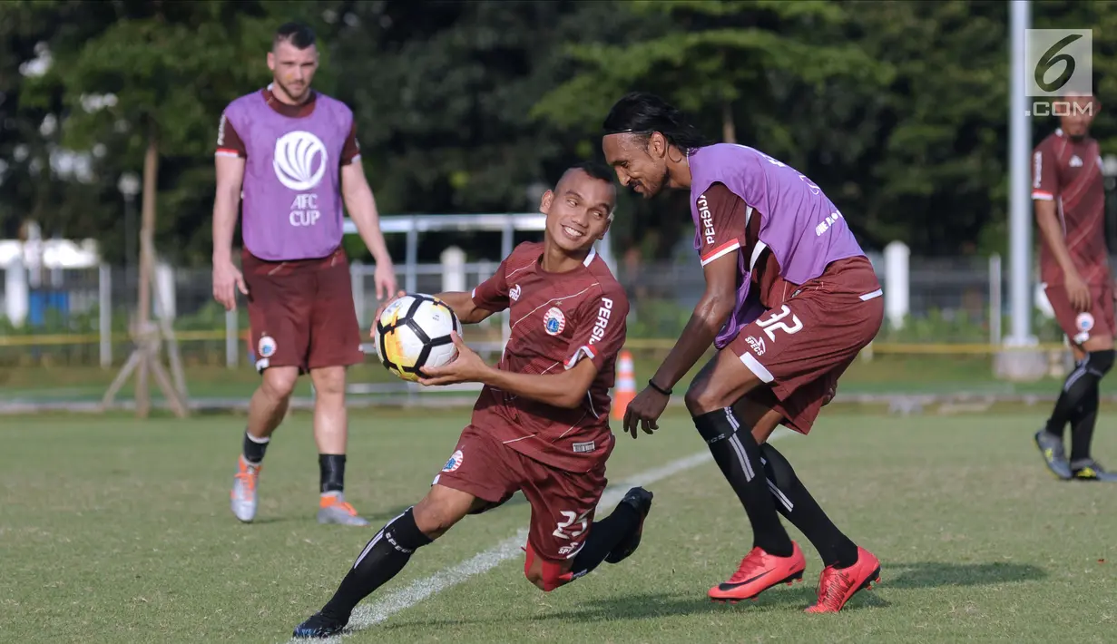 Pemain Persija, Riko Simanjuntak berlari membawa bola saat latihan resmi penyisihan Grup H Piala AFC 2018 melawan Johor Darul Takzim di Lapangan B Kompleks GBK, Jakarta, Senin (9/4). (Liputan6.com/Helmi Fithriansyah)