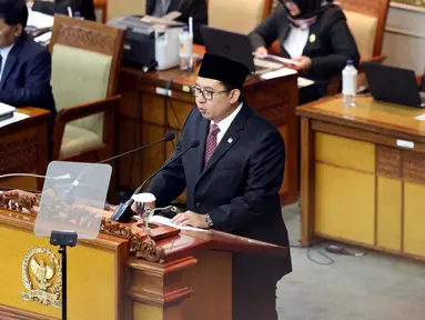 Fadli Zon menjadi Pelaksana tugas (Plt) Ketua DPR menggantikan Setya Novanto dalam Rapat Paripurna ke-15 di Senayan, Jakarta, Selasa (9/1). Fadli mengaku tak keberatan dengan hal tersebut. (Liputan6.com/Johan Tallo)