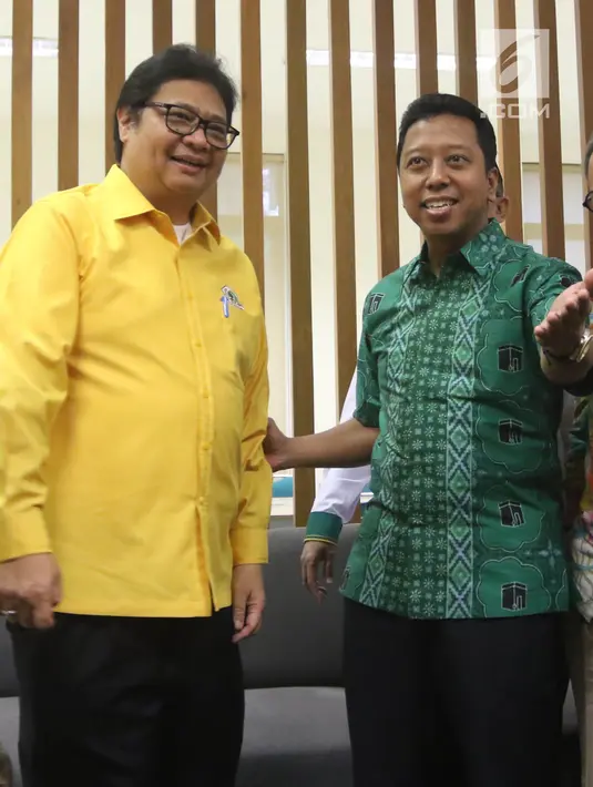 Ketum Partai Golkar Airlangga Hartarto berbincang dengan Ketum PPP Romahurmiziy di Kantor DPP PPP, Jakarta, Kamis (28/6). ). Airlangga tiba di Kantor DPP PPPP sekitar pukul 17.00 WIB. (Liputan6.com/Arya Manggala)