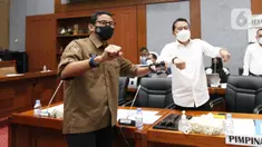 Menparekraf Sandiaga Uno (kiri) menyapa Ketua Komisi X Syaiful Huda saat akan dimulainya rapat kerja di Gedung Nusantara I, Kompleks Parlemen MPR/DPR-DPD, Senayan, Jakarta, Rabu (16/3/2022). (Liputan6.com/Angga Yuniar)