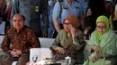 Ibu Negara Hj. Mufidah Jusuf Kalla (tengah) saat menghadiri pembukaan Muhammadiyah Expo 2015 di kawasan Monas Jakarta, Kamis (28/5/2015). Kegiatan tersebut merupakan rangkaian kegiatan pendukung Muktamar Muhammadiyah ke-47. (Liputan6.com/Johan Tallo)