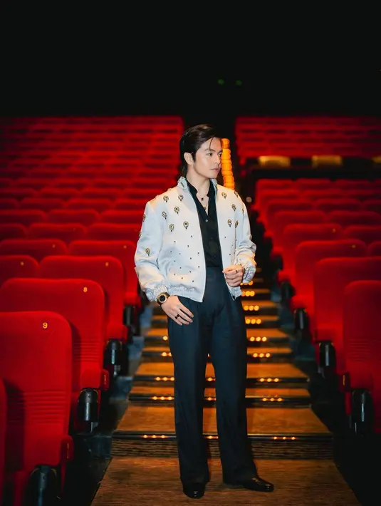 Di Gala Premiere Catatan Si Boy, Angga Yunada tampil dengan busana monokrom [@angga]