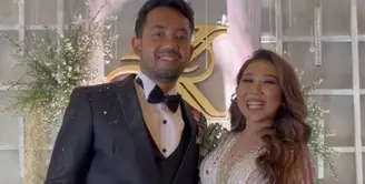 Kiky Saputri resmi menikah dengan Muhammad Khairi pada Sabtu (28/1), di Jakarta. Saat resepsi Kiky tampil elegan dengan gaun yang dikenakan. Ternyata gaun tersebut memiliki makna mendalam lho