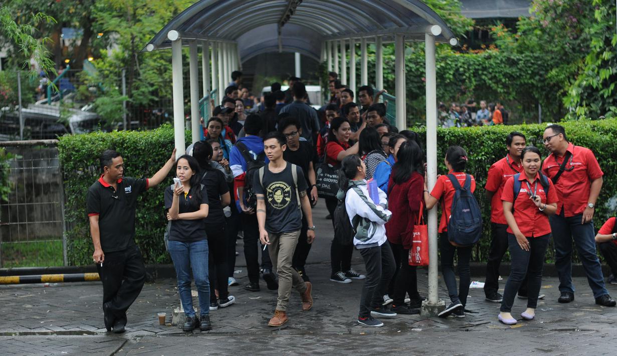 Sejumlah karyawan pertokoan Pondok Indah Mall 1 Jakarta berkumpul di titik kumpul evakuasi. Sebuah ruangan di lantai 2 pusat perbelanjaan Pondok Indah Mall (PIM) I, Jakarta Selatan terbakar pada Senin (20/4/2015). (Liputan6.com/Helmi Fithriansyah)