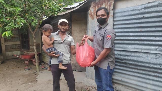 Wartawan membagikan mi instan dan sembako ke warga terdampak Covid-19 di Pekanbaru.