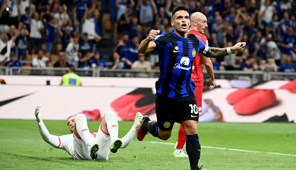 Pemain Inter Milan, Lautaro Martinez, melakukan selebrasi setelah mencetak gol ke gawang Monza pada laga perdana Serie A musim 2023/2024 di Stadion Giuseppe Meazza, Minggu (20/8/2023). Inter Milan menang dengan skor 2-0. (AFP/Isabella Bonotto)
