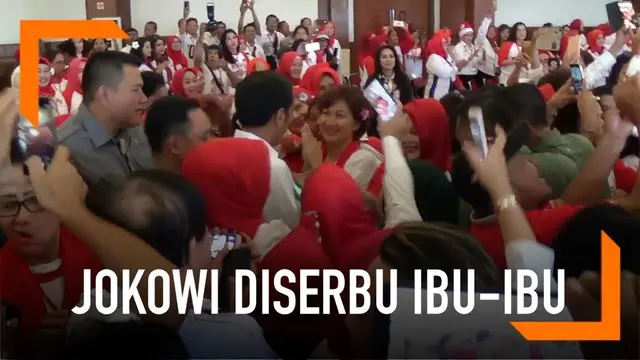 Presiden Jokowi menghadiri hadiri deklarasi dukungan terhadap dirinya. Acara digalang oleh Kelompok Perempuan UMKM 4.0. Kedatangan Jokowi membuatnya diserbu ibu-ibu hadirin.