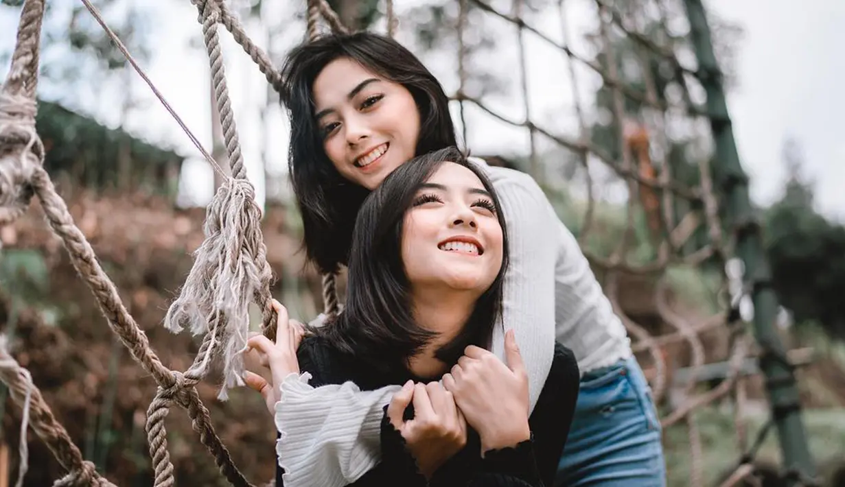 Gaya rambut dan cara berpakaian mereka pun juga hampir selalu sama.(Liputan6.com/IG/@azaliabiandaavissa)