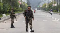 Personel militer melakukan patroli di salah satu ruas jalan sebagai bagian dari langkah-langkah keamanan yang diberlakukan di Kathmandu, Nepal pada 10 September 2025. (PRABIN RANABHAT/AFP)