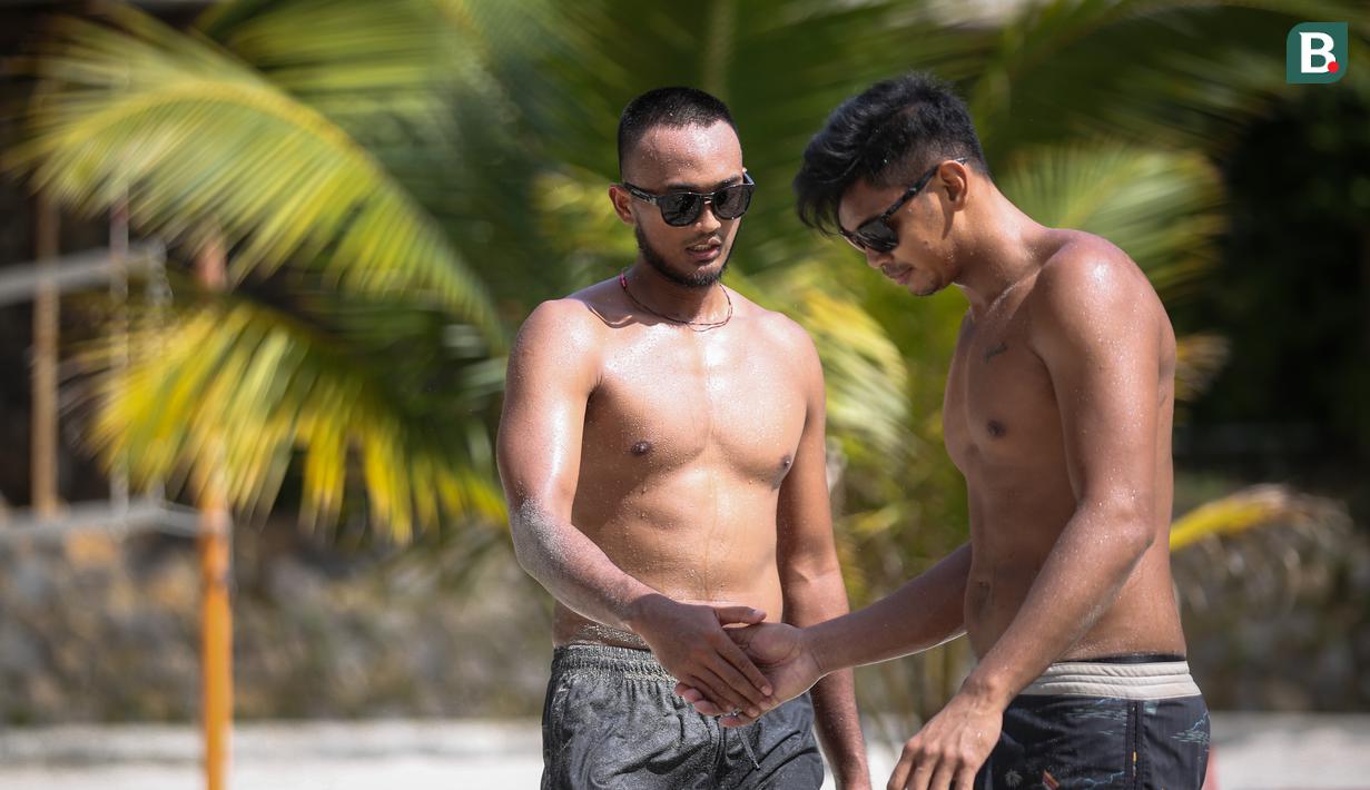 <p>Pemain voli pantai putra Indonesia, Gilang Ramadhan (kiri) dan Danangsyah Yudistira Pribadi saat latihan persiapan SEA Games 2021 di Padepokan Voli Jenderal Kunarto, Sentul, Rabu (27/04/2022). (Bola.com/Bagaskara Lazuardi)</p>