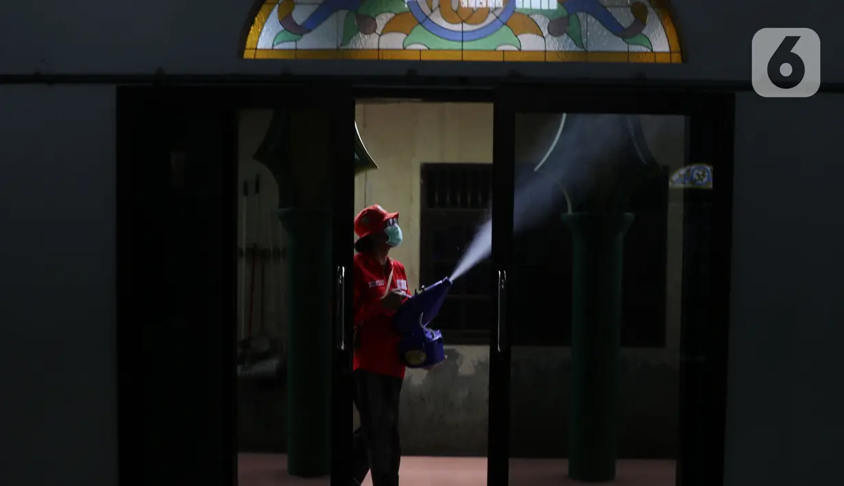 Petugas PMI Kota Tangerang melakukan penyenprotan disinfektan di area masjid Al Hidayah Cipondoh, Tangerang, Banten, Jumat (1/4/2022). Penyemprotan tersebut dilakukan untuk mengantisipasi penyebran covid 19 selama bulan Ramadhan. (Liputan6.com/Angga Yuniar)