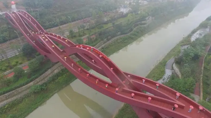 Jembatan kepang berwarna merah di Tiongkok