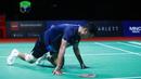 Tunggal putra Indonesia, Anthony Ginting, terjatuh saat melawan wakil Denmark, Viktor Axelsen, pada laga final Indonesia Open 2023 di Istora Gelora Bung Karno, Jakarta, Minggu (18/6/2023) Axelsen menang dengan skor 21-14 dan 21-13. (Bola.com/M Iqbal Ichsan)