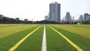 Kondisi lapangan latihan Persija di Lapangan Wisma Aldiron, Jakarta, Senin (7/1). Dua lapangan dengan material rumput sintetis telah siap digunakan Persija untuk menggelar latihan. (Liputan6.com/Helmi Fithriansyah)