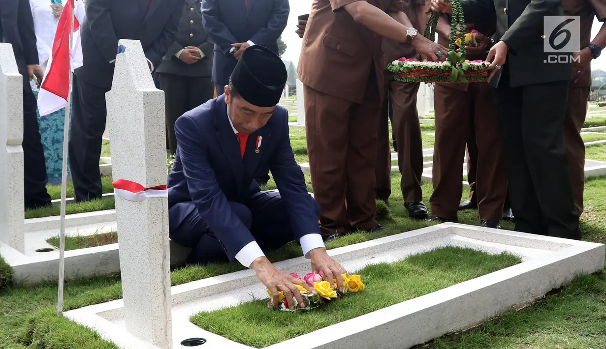 Presiden Joko Widodo bersama para veteran menabur bunga di TMP Cikutra, Bandung, Sabtu (10/11). Upacara ini untuk mengenang jasa para pahlawan yang telah berjasa untuk Indonesia. (Liputan6.com/Angga Yuniar)