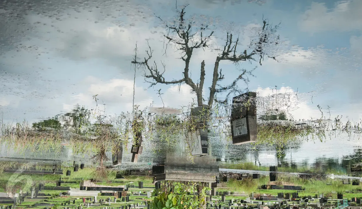 Suasana makam yang terendam di area Tempat Pemakaman Umum (TPU) Tanah Kusir, Jakarta, Selasa (25/4). Dinas Kehutanan, Pertamanan dan Pemakaman (DKPP) DKI Jakarta akan melakukan peninggian 3.200 petak di tempat tersebut. (Liputan6.com/Gempur M. Surya)