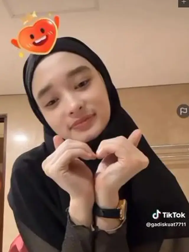 Terima Tantangan Netizen, Ini 6 Potret Inara Rusli saat Hapus Makeup
