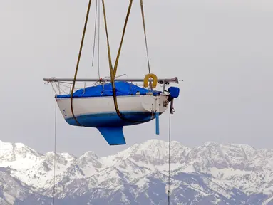 Sebuah perahu layar diangkat untuk dipindahkan ke Great Salt Lake, Utah (6/4). Sebelumnya perahu ini selama dua tahun tidak digunakan karena pantai Utah dilanda kekeringan. (AP Photo / Rick Bowmer)