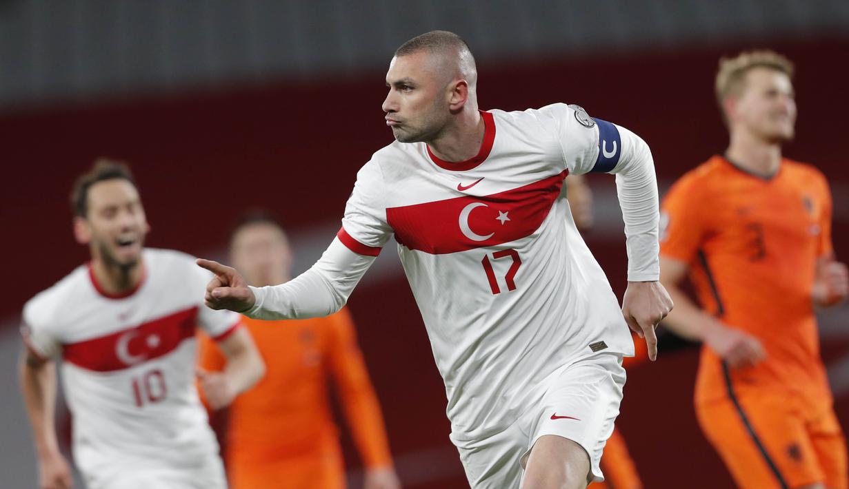 Pemain Turki, Burak Yilmaz, melakukan selebrasi usai mencetak gol ke gawang Belanda pada laga kualifikasi Piala Dunia 2022 di Stadion Olimpiade Ataturk, Kamis (25/3/2021). Turki menang dengan skor 4-2. (Murad Sezer/Pool Photo via AP)