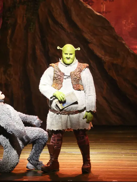 Ia adalah Aldrin Gusti Putra (8) dan Kevin Kahuni(9) anak sekolah dasar  yang berhasil lolos memerankan Shrek kecil.  Kebanggaan dirasakan oleh kedua bocah ini karena bisa bermain  dalam musikal sekelas internasional.  (Andy Masela/Bintang.com)