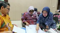 Kabag hukum Pemkot Surabaya menunjukkan peta terkait Jalan Tambak Wedi. (Foto: Liputan6.com/Dian Kurniawan)