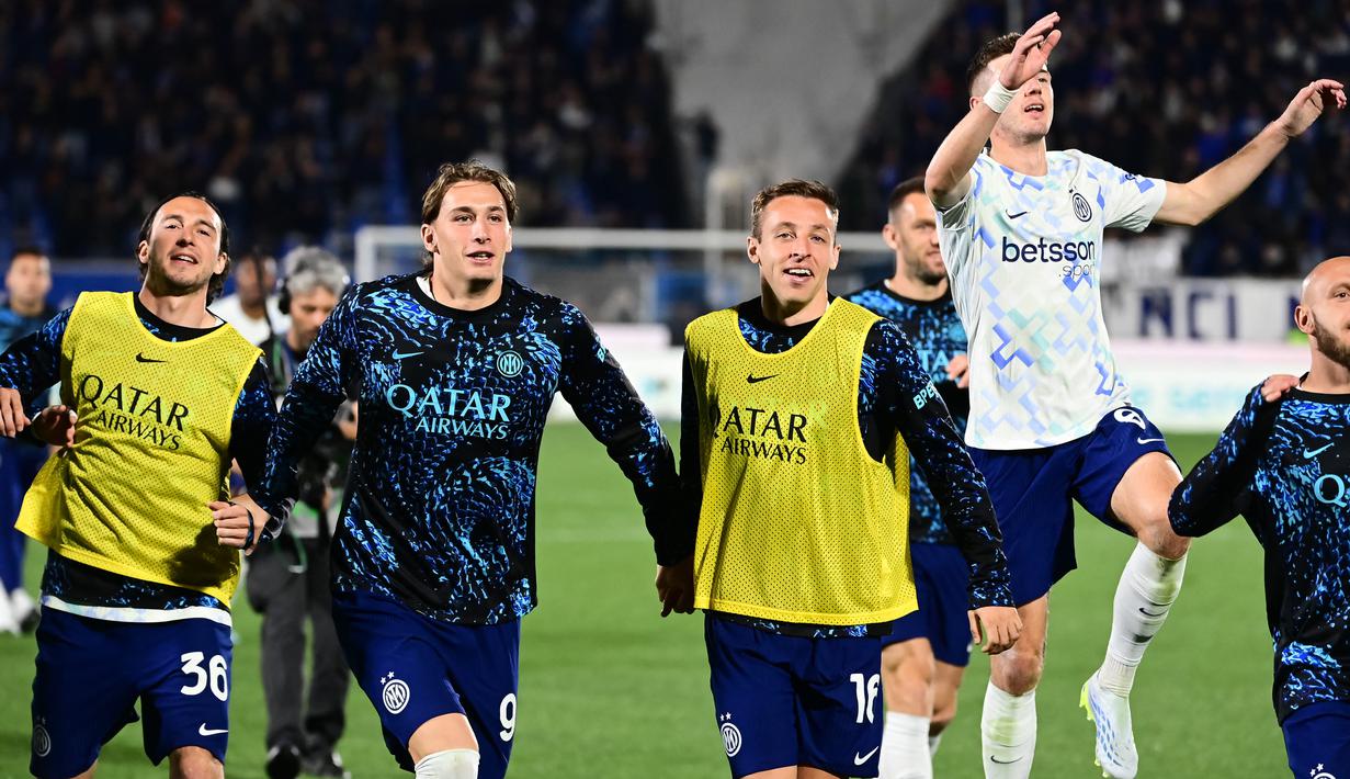 Selebrasi para Pemain Inter Milan usai menang dramatis dari Como dalam lanjutan Serie A, Senin (13/4/2026) dini hari WIB.(AFP/Cruciatti Piero)