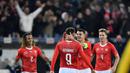 Haris Saferovic dan Granit Xhaka merayakan gol pertama timnas Swiss pada laga Nations League yang berlangsung di stadion Swiss porarena, Senin (19/11). Timnas Swiss menang 5-2. (AFP/Fabrice Coffrini)