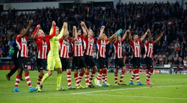 Para pemain PSV Eindhoven merayakan kemanangan usai pertandingan melawan Manchester United pada laga penyisihan grup B Liga Champions di Stadion Philips, Belanda (16/9/2015). PSV menang atas MU dengan skor 2-1. (Reuters/Andrew Couldridge)