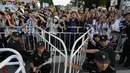 <p>Sesi latihan Timnas Argentina berhasil menyita perhatian pecintanya di China. Para fans rela menunggu di Beijing Worker's Stadium, tempat Timnas Argentina melakukan latihan, untuk sekadar melihat dan mengabadikan kehadiran Lionel Messi dan rekan-rekannya. (AP Photo/Ng Han Guan)</p>