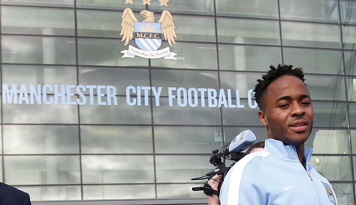 Raheem Sterling berpose setelah resmi menandatangani kontrak bersama Manchester City di Stadion Etihad, Manchester., Inggris. (14/7/2015). (REUTERS/Andrew Yates)
