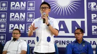 Ketua DPW PAN Provinsi DKI Jakarta Eko Hendro Purnomo atau Eko Patrio (tengah) memberi pengarahan saat konsolidasi bakal calon anggota legislatif di Jakarta, Sabtu (24/3). Ratusan orang daftar bakal caleg lewat PAN. (Liputan6.com/JohanTallo)