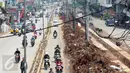 Sejumlah kendaraan melintas di Jalan Raya Siliwangi Pamulang, Kota Tangerang Selatan (Tangsel),Banten, Kamis (12/5). Kondisi jalan tersebut seringkali menimbulkan kemacetan dan menjadikan lokasi tersebut rawan kecelakaan. (Liputan6.com/Helmi Afandi)