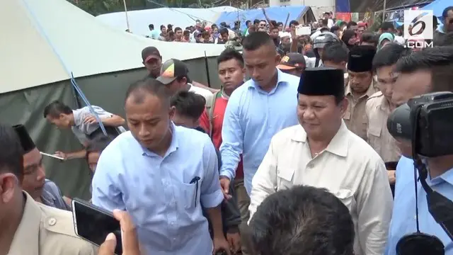 Prabowo Subianto, Bakal Calon Presiden pada Pilpres 2019 mengunjungi Lombok, NTB. Prabowo sempat berdialog dengan para korban gempa.