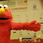 Karakter Sesame Street, Elmo saat konferensi pers di kawasan Kuningan, Jakarta, Selasa (9/6). Acara drama musikal anak-anak paling populer itu akan berlangsung pada 10-13 Juni 2015 di The Kasablanka Hall and Convention Center. (Liputan6.com/Faisal R Syam)
