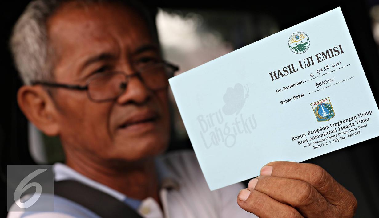 Pengemudi menunjukan hasil uji emisi kendaraan di kawasan Rawamangun, Jakarta, Selasa (26/4). Kegiatan tersebut diadakan untuk mengukur kualitas udara perkotaan serta mengontrol gas buang kendaraan agar tetap layak jalan. (Liputan6.com/Immanuel Antonius)