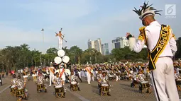 Parade marching band para sekolah tinggi di bawah Kementerian Perhubungan saat acara puncak Hari Perhubungan Nasional di Lapangan Silang Monas, Jakarta, Minggu (17/9). Acara tersebut turut dihadiri Menhub Budi Karya Sumadi (Liputan6.com/Immanuel Antonius)